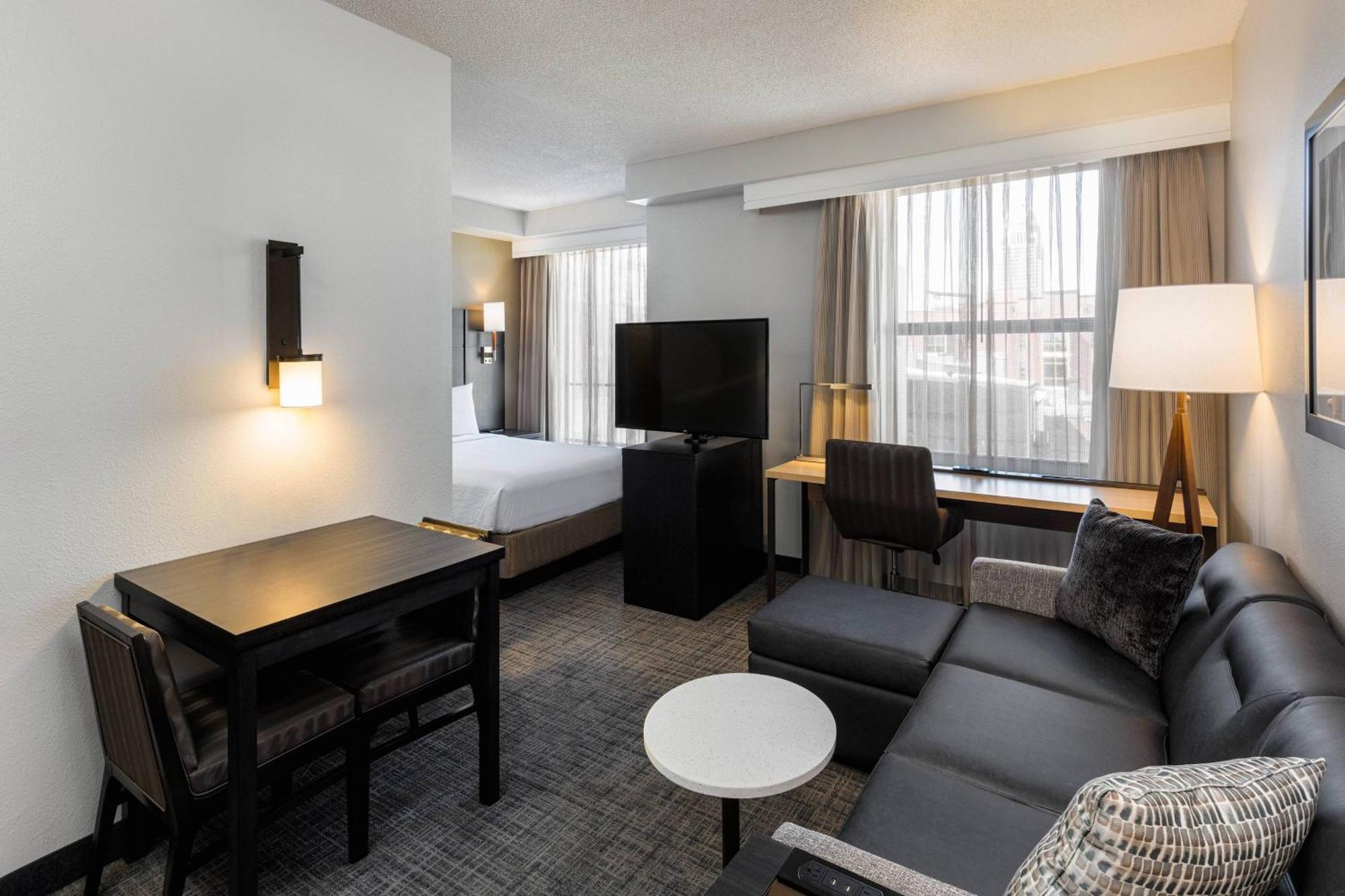 Hotel Downtown 3*